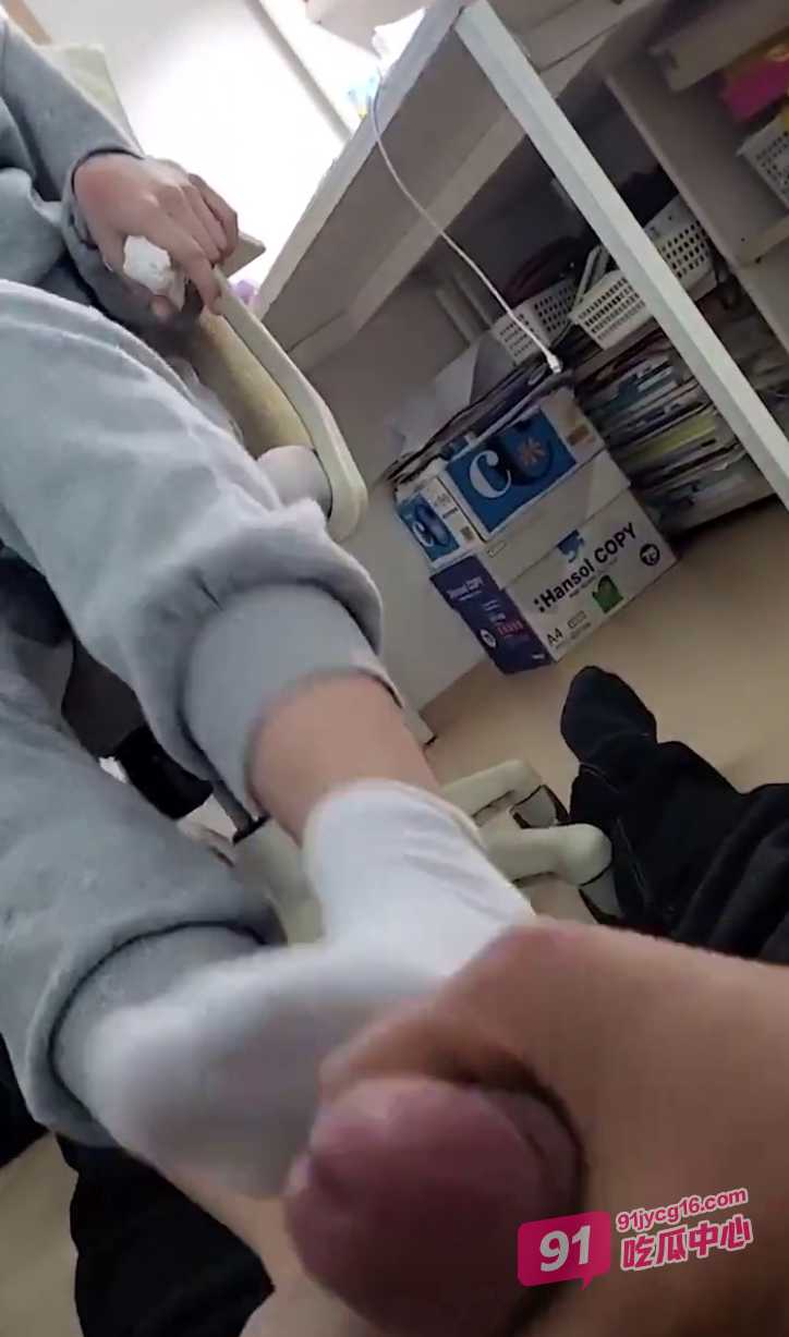 火遍外网的延边姐弟 妹妹满足哥哥换取零花钱 沦为舔蛋机器！ 配图2