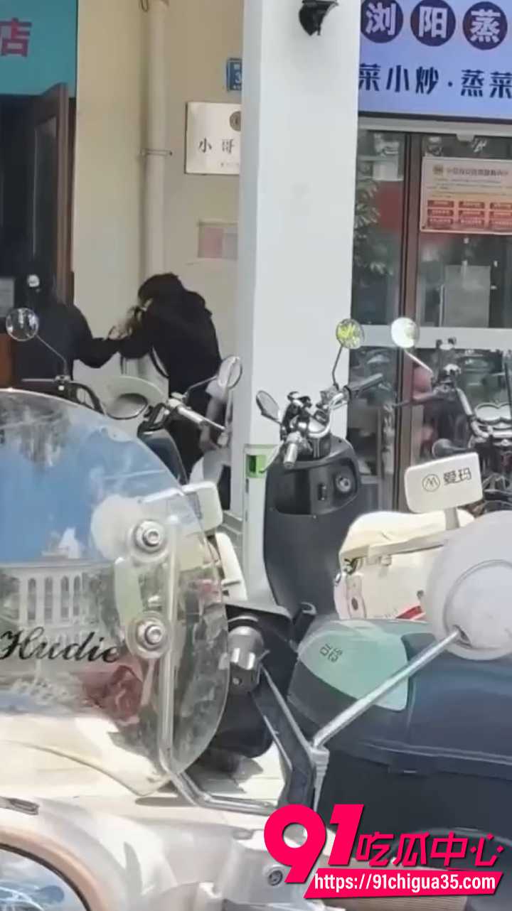 海南三亚正妻街头抓小三2