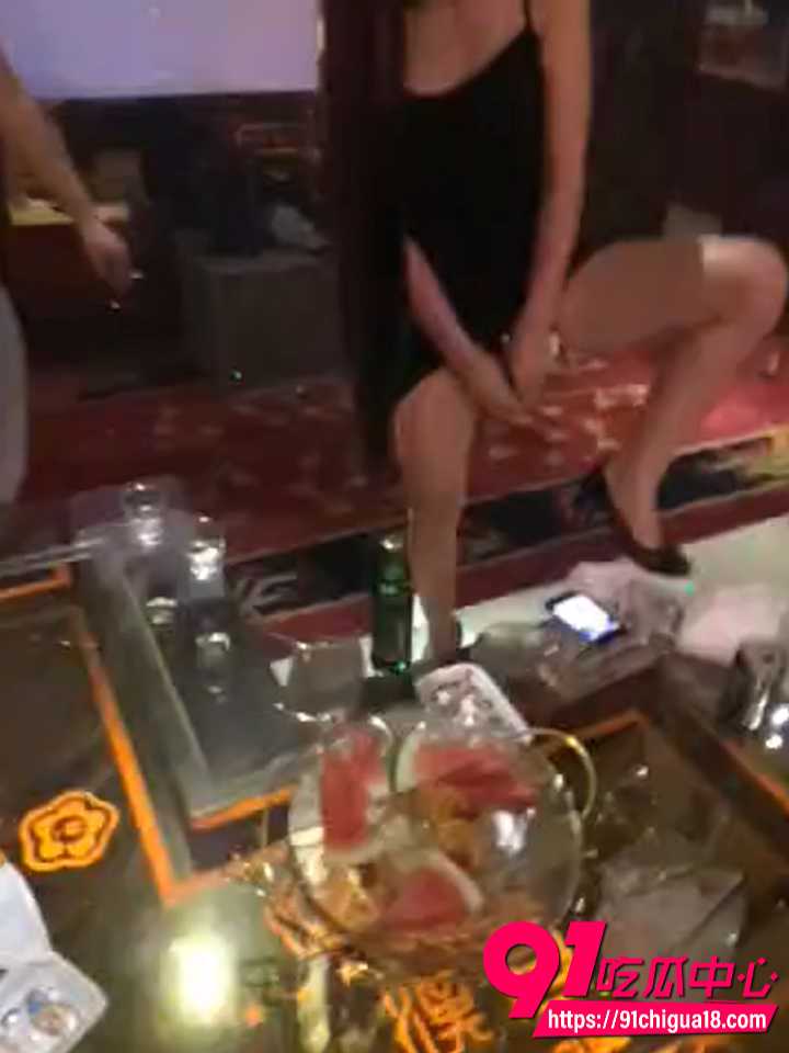 KTV公主玩到飞起 长发骚妹当众用骚逼夹紧开啤酒瓶 现场高潮喷汁太炸裂