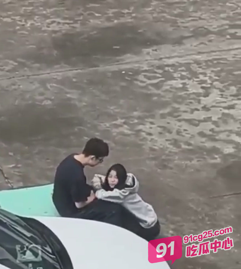 小区公共停车场小情侣女大白天口交吃鸡视频 实场景令人血脉贲张！ 配图4