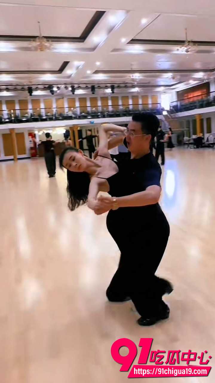 新婚少妇孙淼迷晕老公后跟债主当面开干4 新婚少妇孙淼迷晕老公后跟债主当面开干4