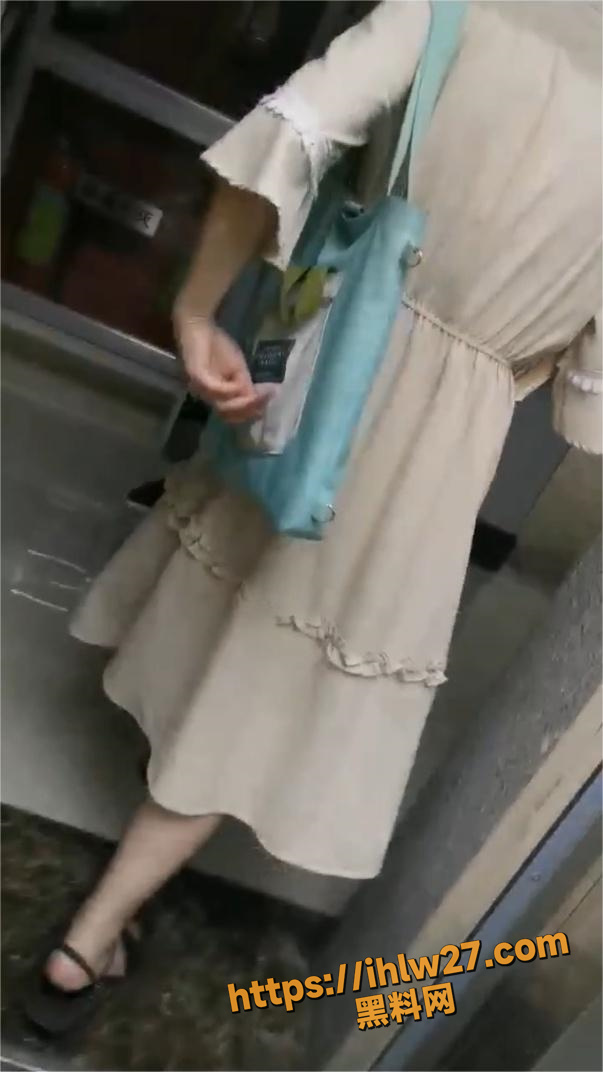 恋物癖大神街道尾随小姐姐到楼道打胶 喜欢打胶志同道合的道友 请分享一下你的打胶的经历！