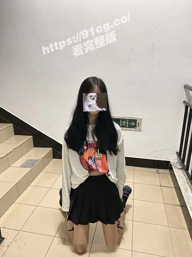 【云盘泄密】摄影师玩弄00后嫩妹 全程露脸足交超淫荡 嫩穴湿透高潮