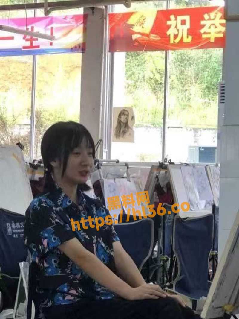反差婊大学妹在大学军训期间就对上眼，因长相清纯得到数人爱慕 但在清纯背后被曝出淫骚裸体！