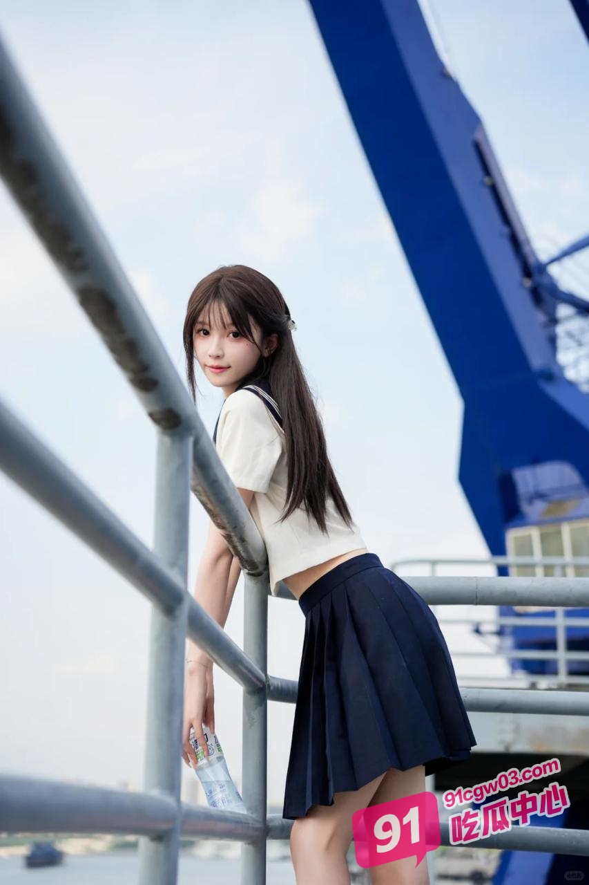 00后清纯妹子冯丽丽被金钱诱惑 穿水手服背着男友约炮 超听话小母狗被操现场！ 配图3