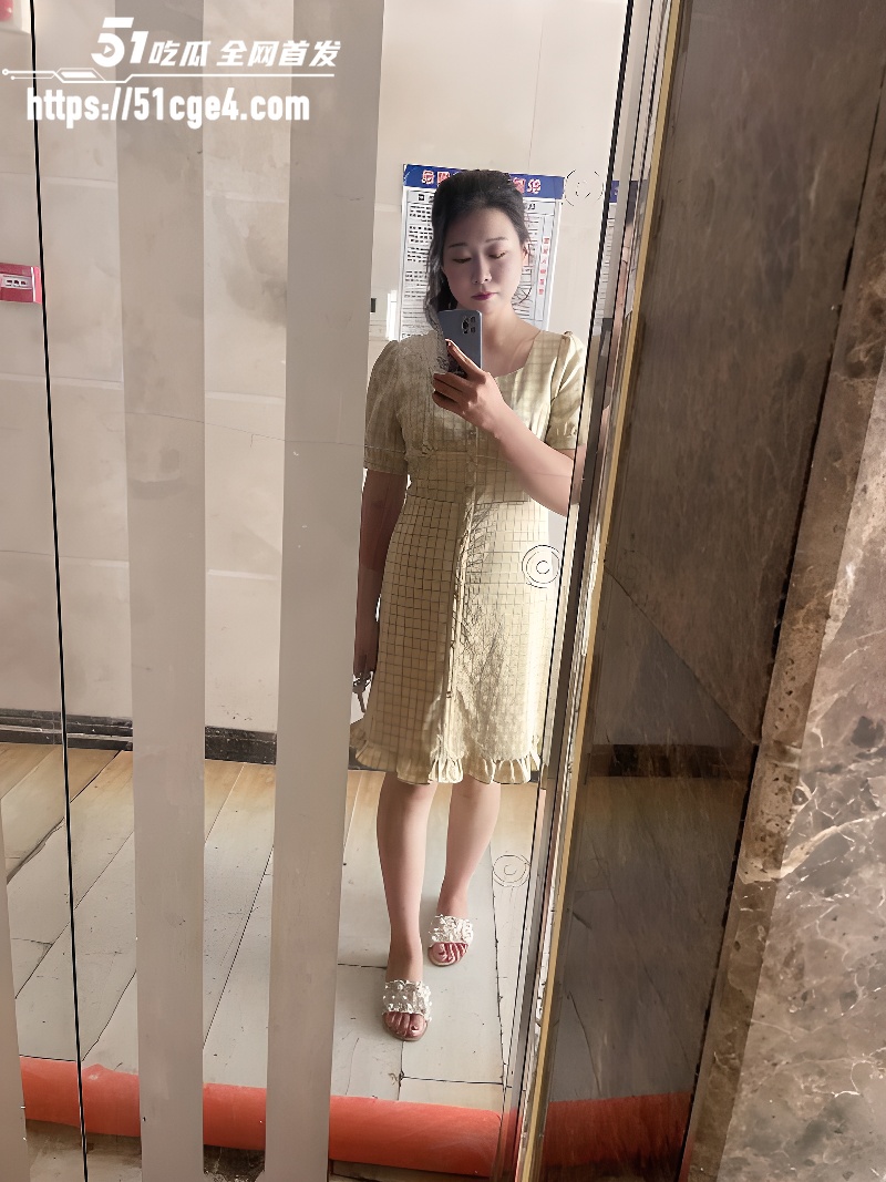 微胖少女酒店性爱自拍  2