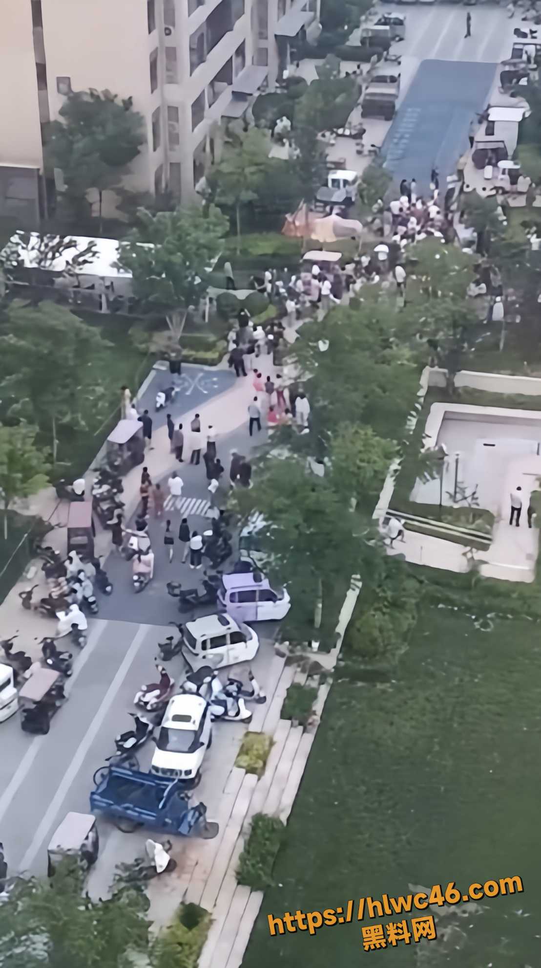 河北容城榆梅苑 小三上位当后妈 逼退正宫闺蜜 两人小区内激烈争吵引发围观