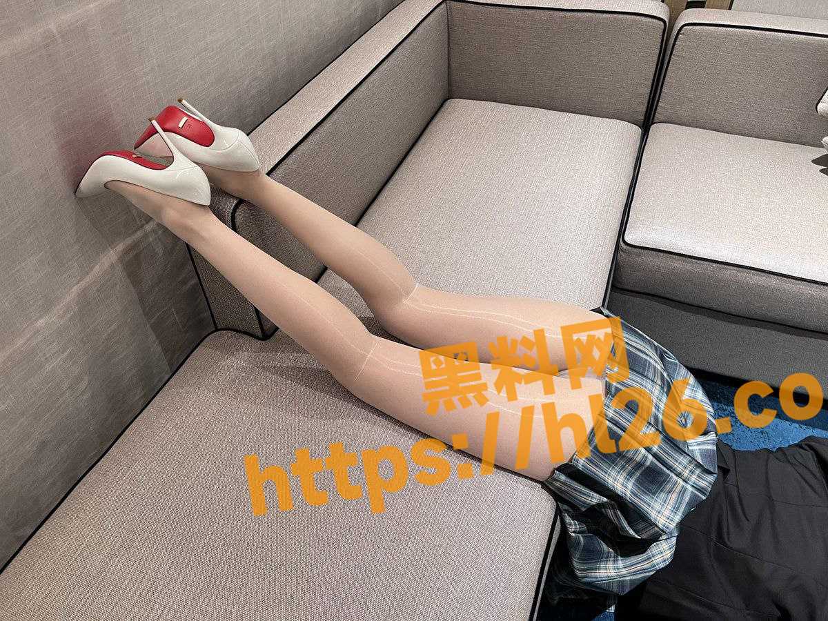 微博的福利姬 阳阳不学习 父母给钱让他读书 他却用身体换取金钱 ！