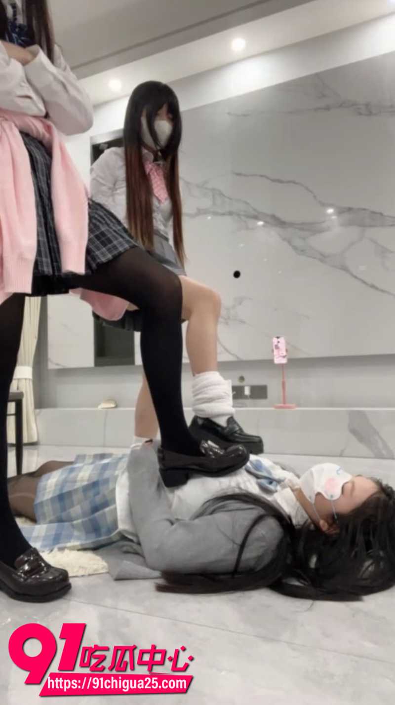 精神小妹身穿JK制服把女同学调教成母狗3