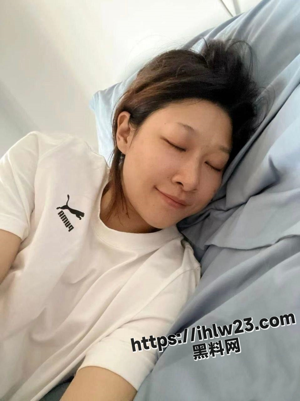 骚浪少妇全裸不拉窗帘勾引邻居 被老公发现命令穿上白色丝袜猛操求饶 骚货就该当狗日！