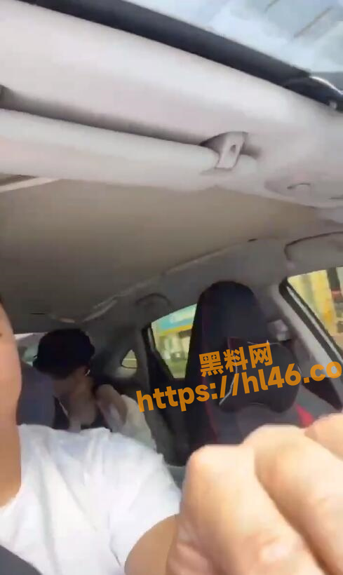 来自网约车司机鄙视的眼神 两小伙在车上互殴随后又激情拥吻 现场炸裂！