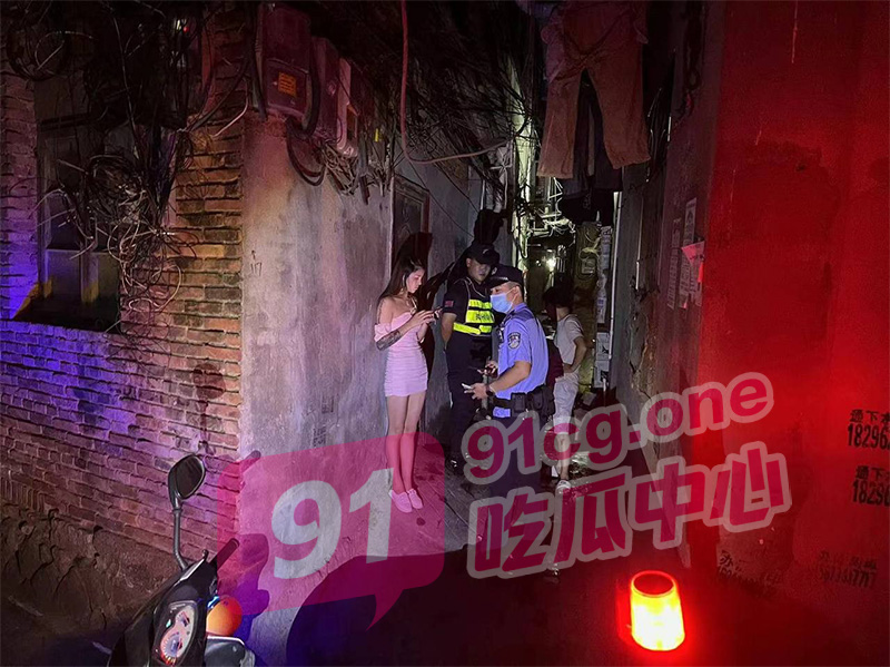 【我与赌 du 不共戴天】成都大运会开幕  各区开展扫黄活动  “平时咋不知道我楼上就有鸡呢”