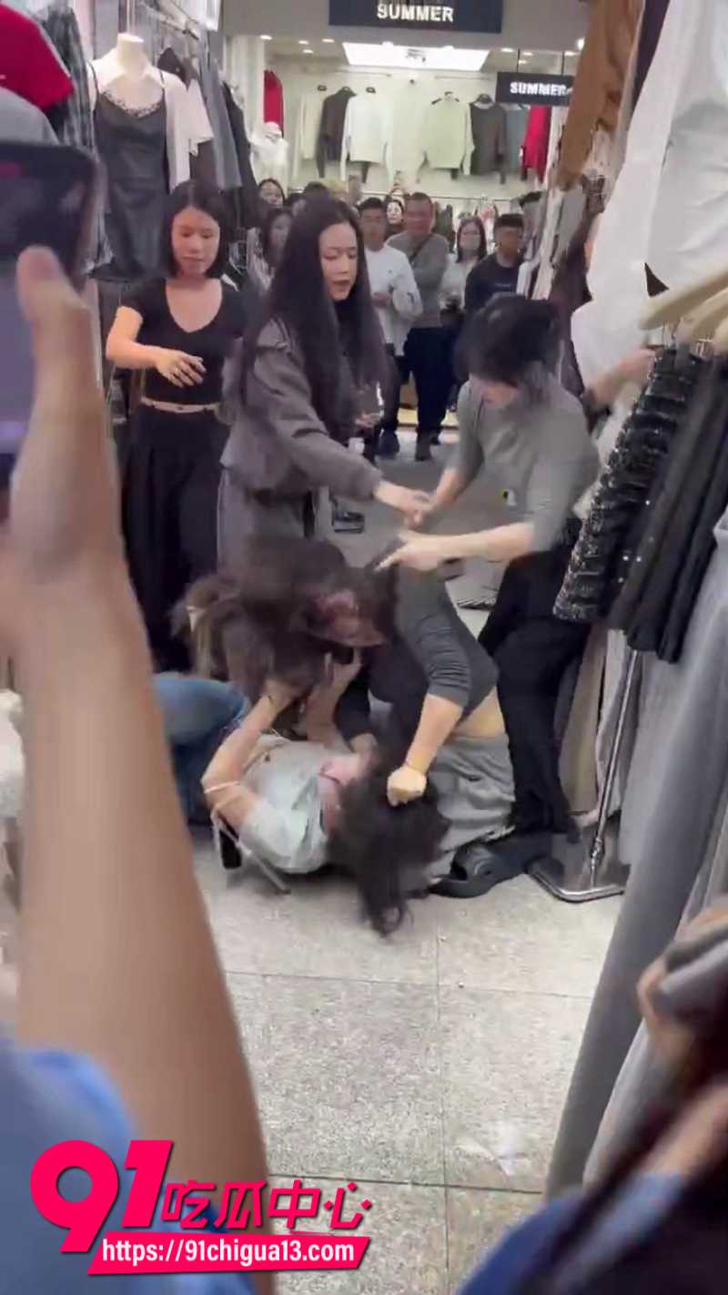 女人在商场打架打的头破血流2