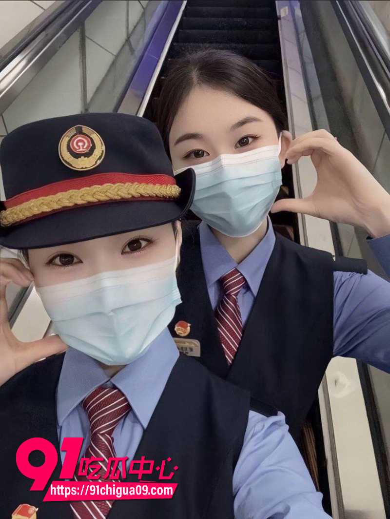 高铁乘务员朱思盈私下竟然是主人的性瘾抖M4 高铁乘务员朱思盈私下竟然是主人的性瘾抖M4