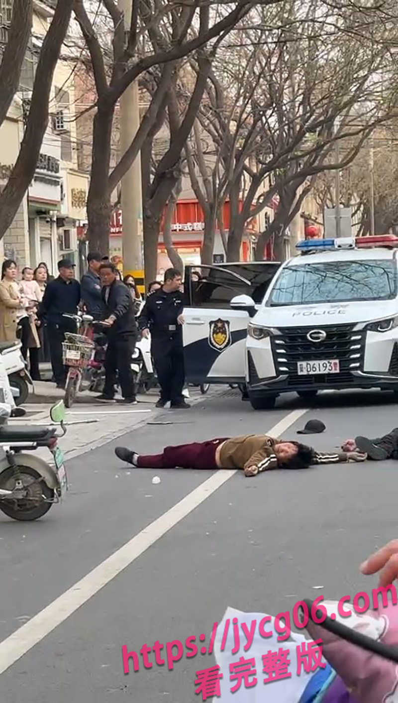 哄堂大孝了家人们！河北街头小三指挥男子拳脚伺候爹妈！ 配图12