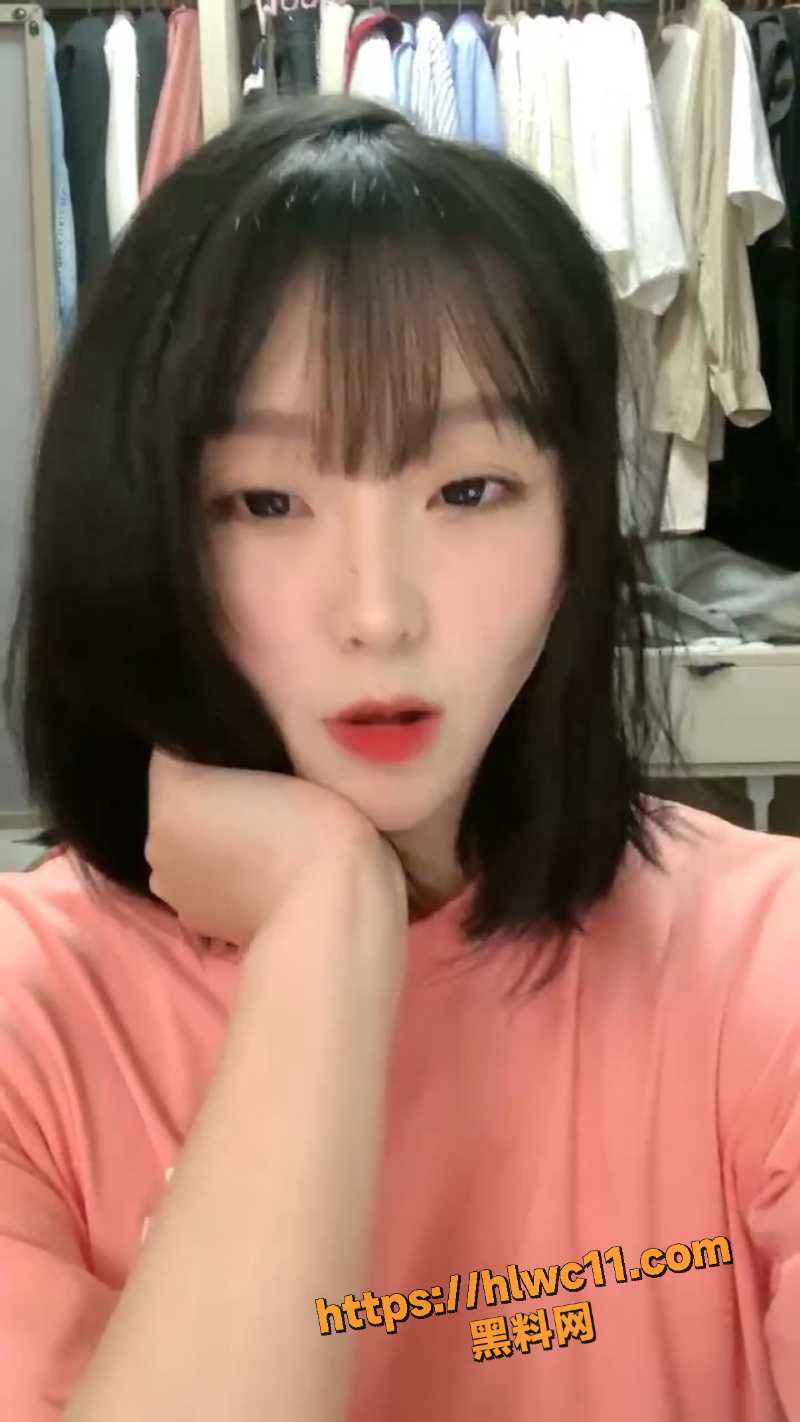 高颜值学妹 胖次 首次大尺度下海 衣柜前拉低粉衣秀极品美乳