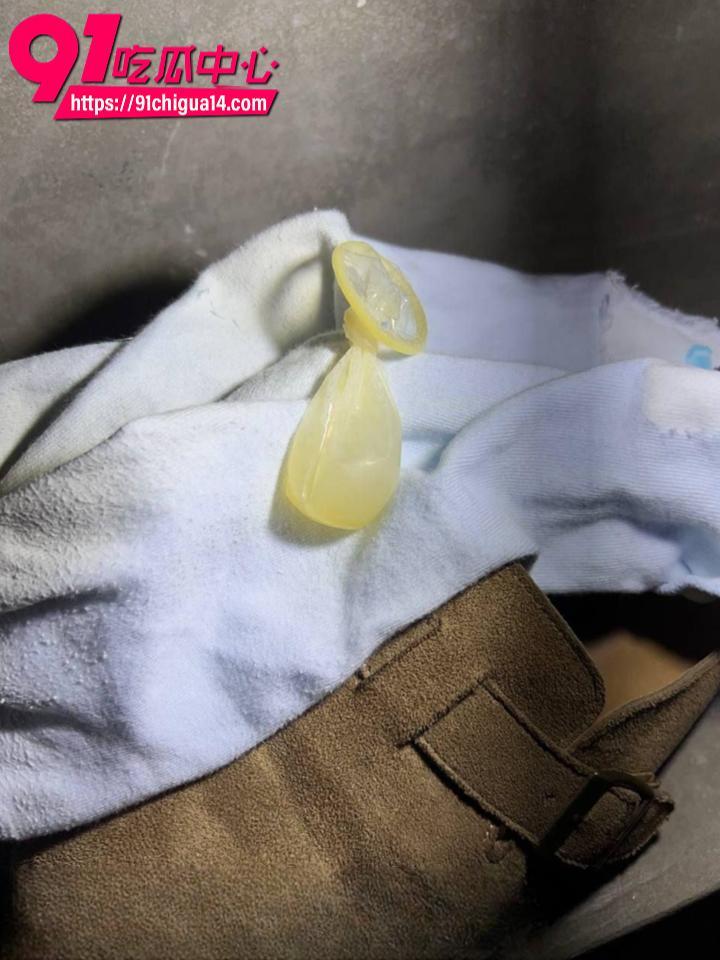 蹲守女主下班回家脱下博肯鞋蓝色棉袜6 蹲守女主下班回家脱下博肯鞋蓝色棉袜6