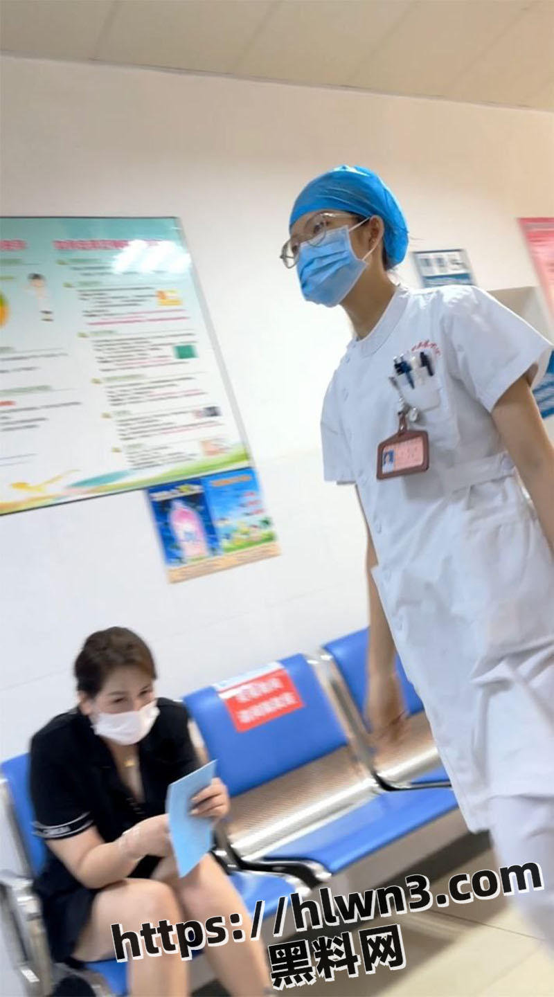 大神偷拍厕所某医院美女护士尿尿 白虎嫩穴私密花园春色乍泄 玩的可真够刺激的