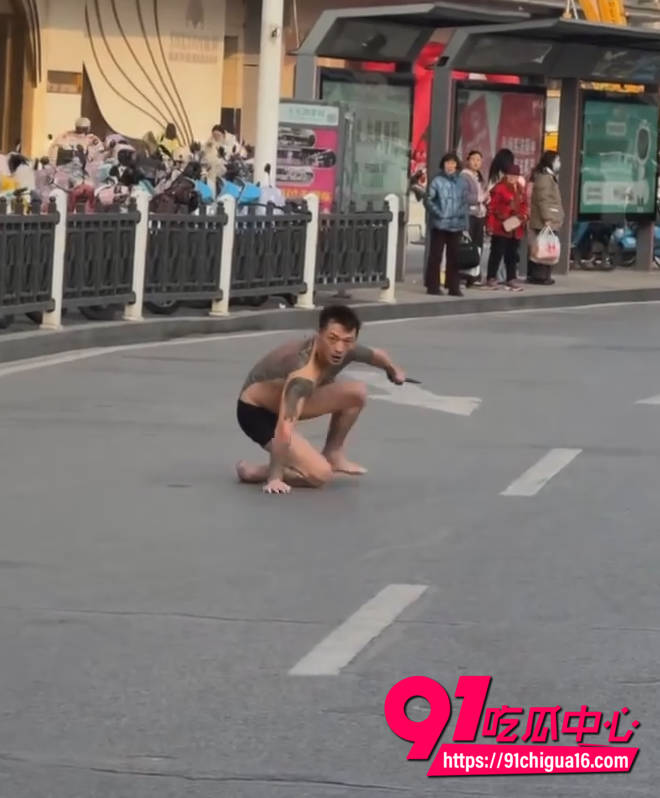 湖北纹身哥马路拦车现场4