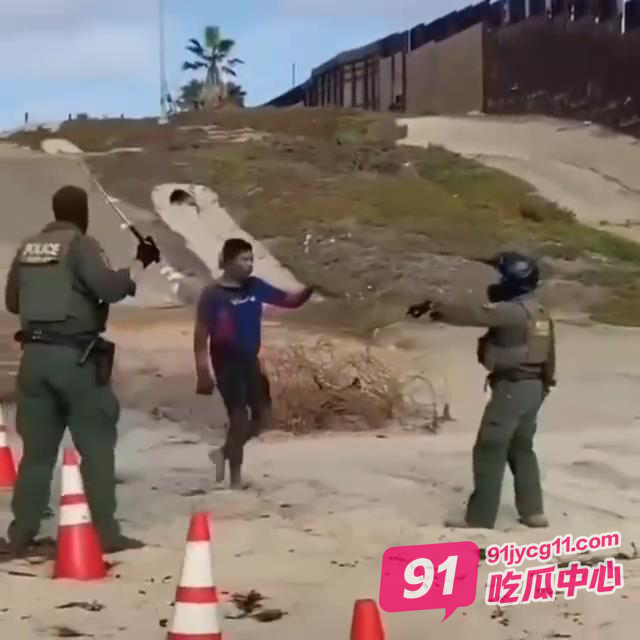 美墨边境“偷渡vs警察”！重现“黑命贵”名场面！ 配图3