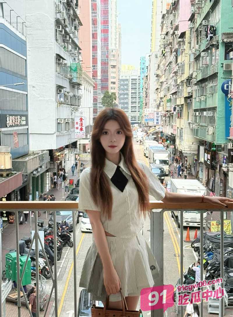 专攻良家勾搭武汉碧玉美少妇李玉琦 接吻缠绵舔逼调情 摁在沙发上猛干 操一半不让搞了！ 配图3