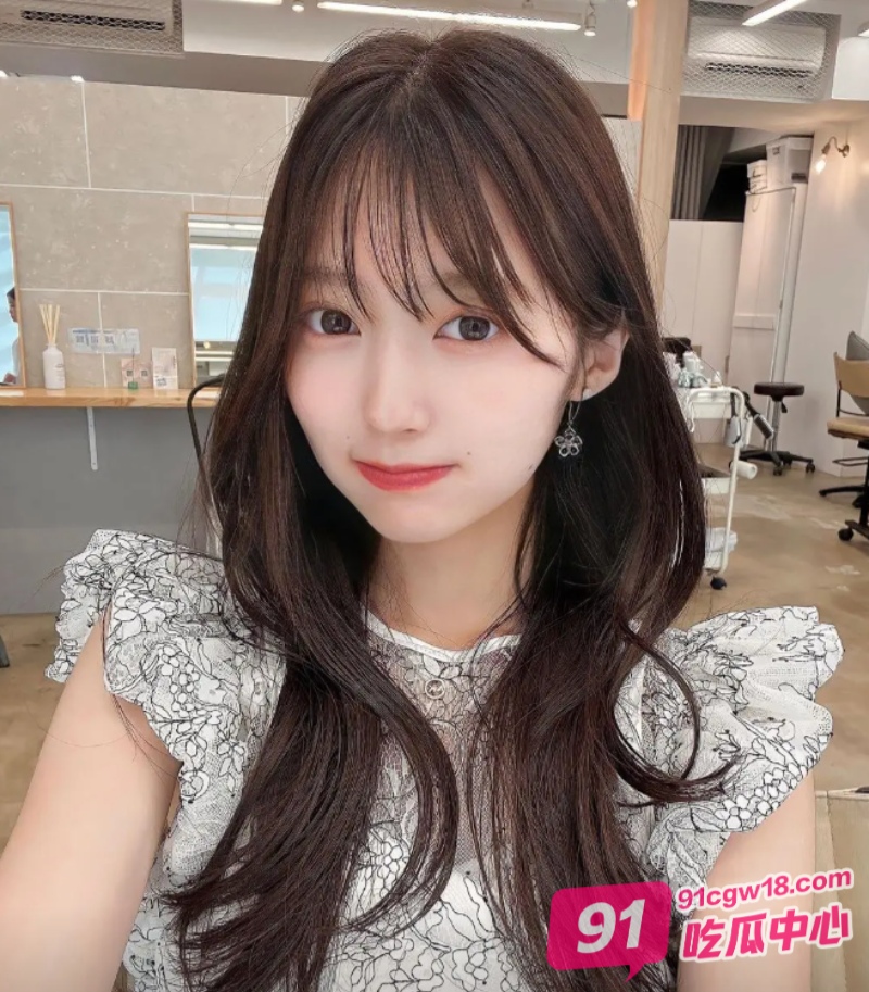 猛男撸片推荐～和一位女同学跑进情趣酒店避雨 会发生什么呢？ 配图3