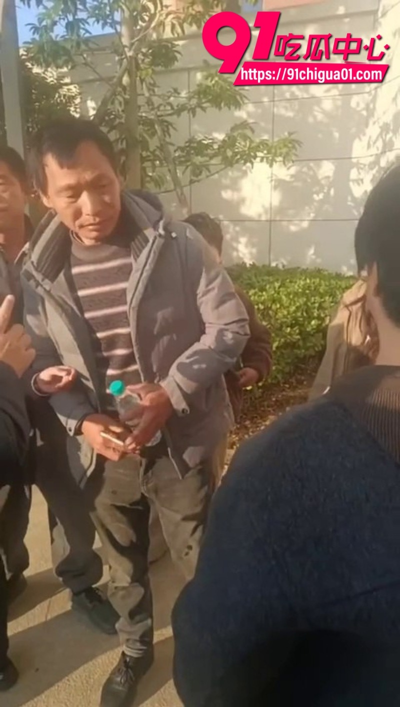 江西抚州崇仁二中男学生自杀惨案曝光 班主任章培若知情不报 父母围堵校门哭喊讨公道