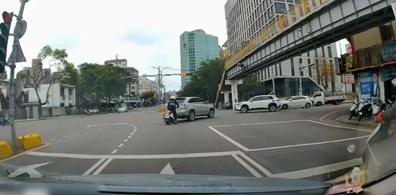 台湾新竹撞车后肇事车辆倒车碾压警察现场逃逸 行车记录仪录像曝光