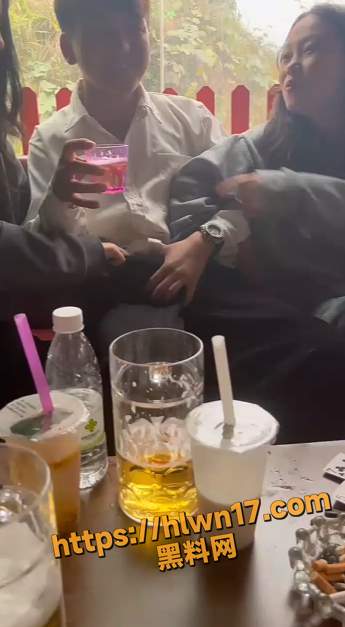 两小仙女在餐桌上抢着摸男人鸡巴 当众掏出鸡巴撸管 正所谓旱的旱死 涝的涝死！