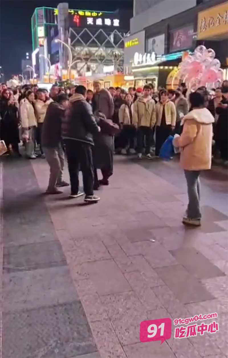 河南郑州女贼偷手机 路人大叔街头抓贼一招制服 一把揪住大快人心 配图3