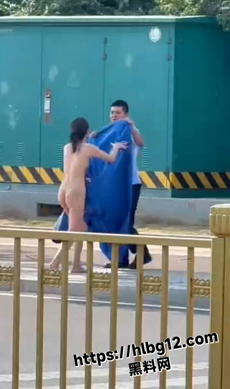 某大街惊现裸女出行 疑似主人的任务 肥臀美女当街全裸 虽然玩的挺疯的 但身材的确不错！