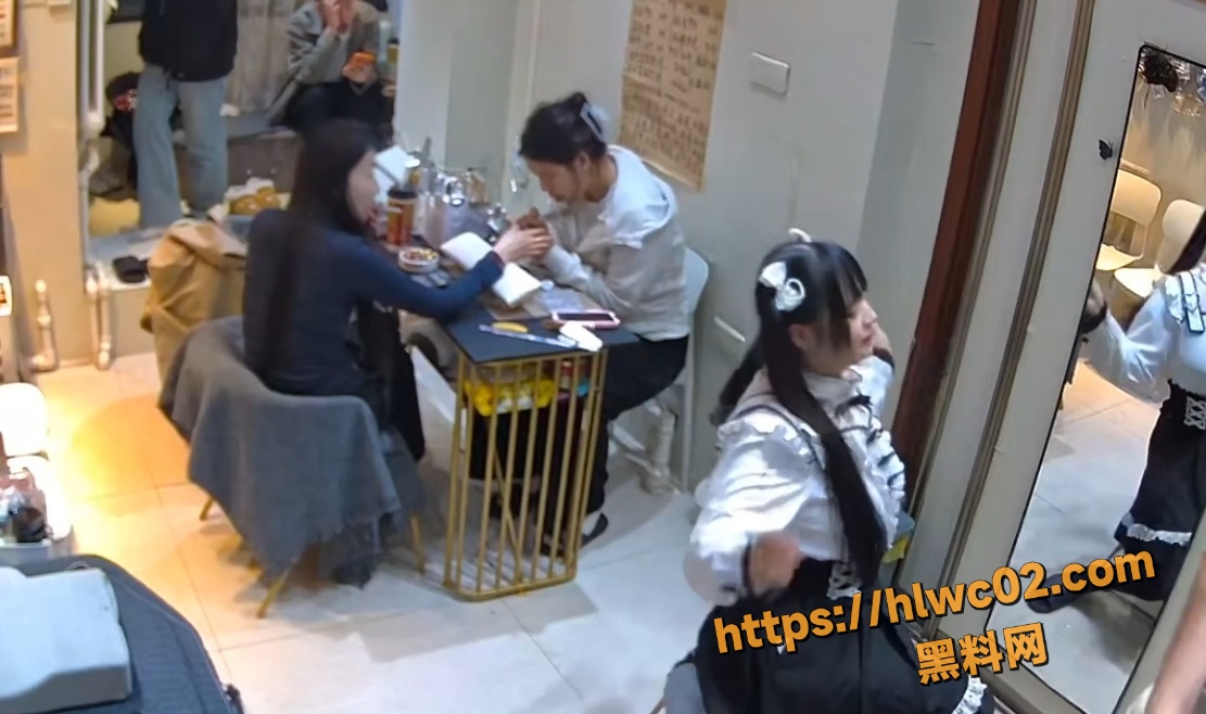 坦克型双马尾妹子美甲店跳蛋高潮 把凳子坐湿被老板换掉