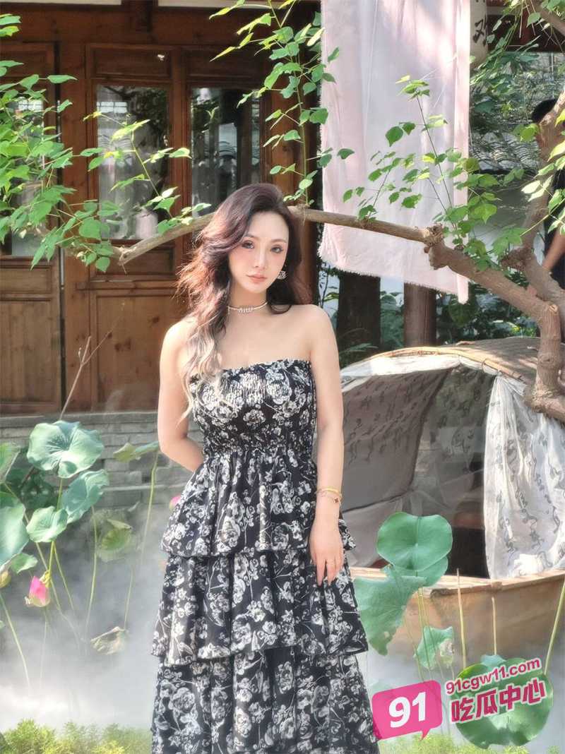 海角社区钻石精选 当我弟的面操他妈 从床上操到地上 第三视角全程记录！ 配图2