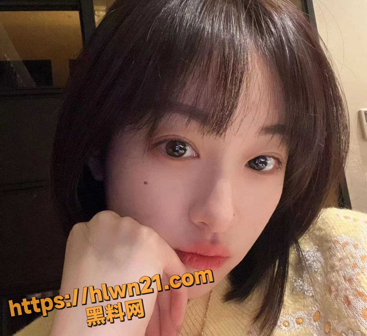身穿巴黎世家床上骚气大发 看大学清纯短发学妹如何从白T牛仔裤运动女孩摇身一变成为JK黑丝装的榨精母狗!