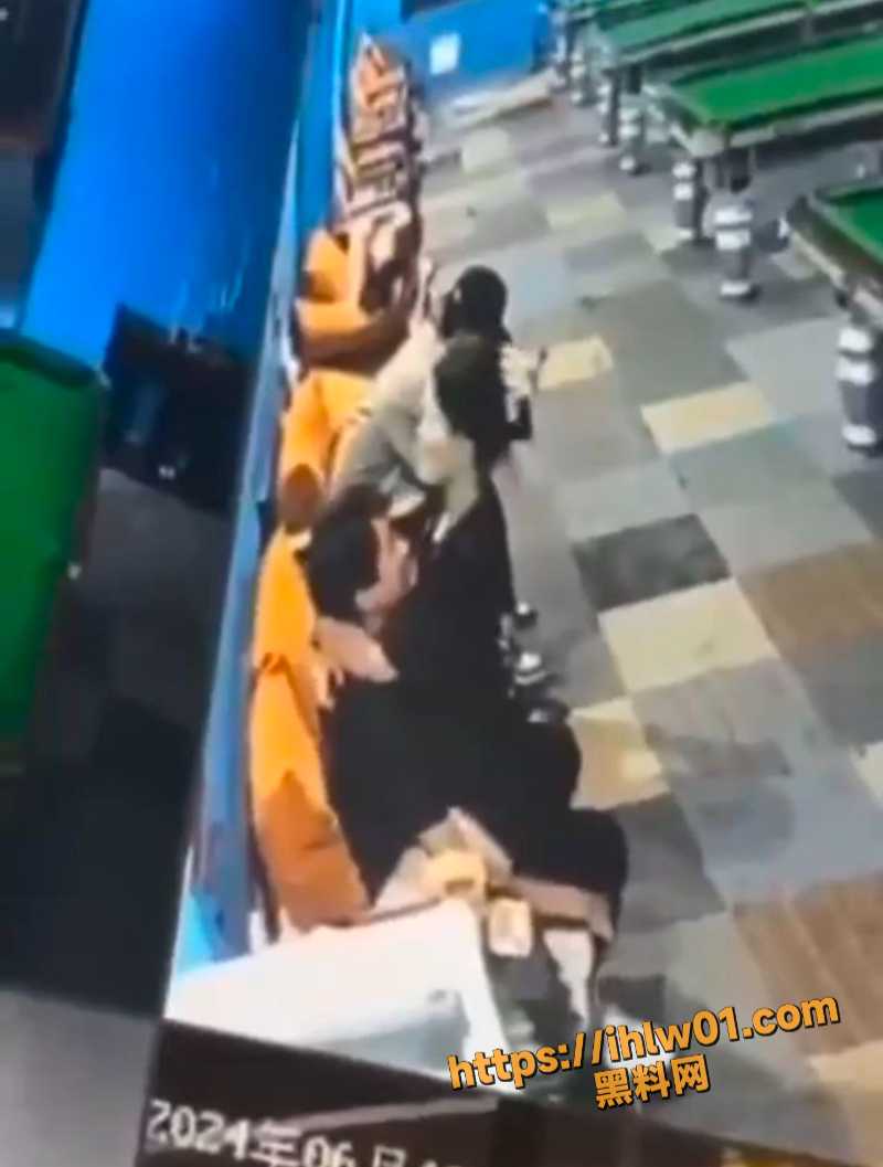 饥渴情侣在台球厅激情打炮 咱就是说在人面前也毫不害臊？