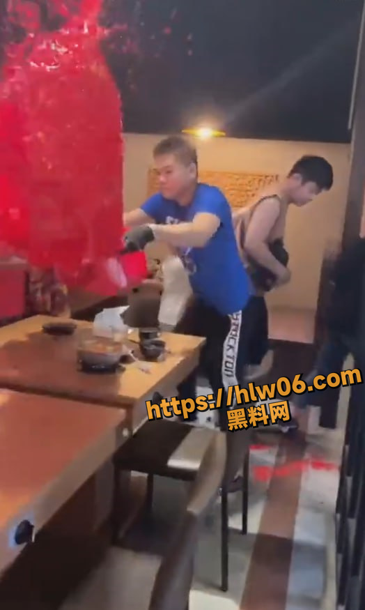 台湾黑帮果然猖狂 大白天公然砸火锅店 泼油漆致多名客人烧伤！