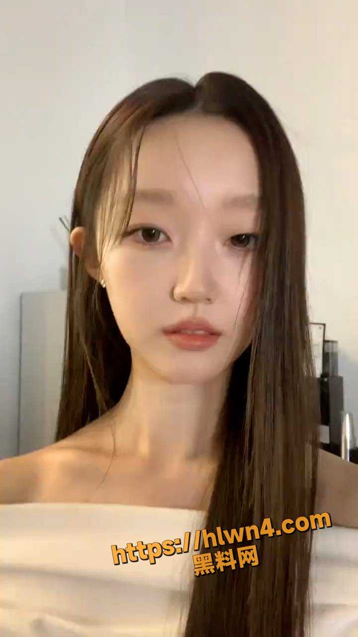 约炮抖音一个高颜值的大一学生妹 扒下她裤子的那一刻竟是微毛馒头粉鲍 刺激的尺度视频流出