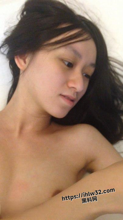 清纯大学嫩妹背着男友偷情 男友打来电话查岗时一边挨操一边被爆射 玩的真的不行紧张又刺激！