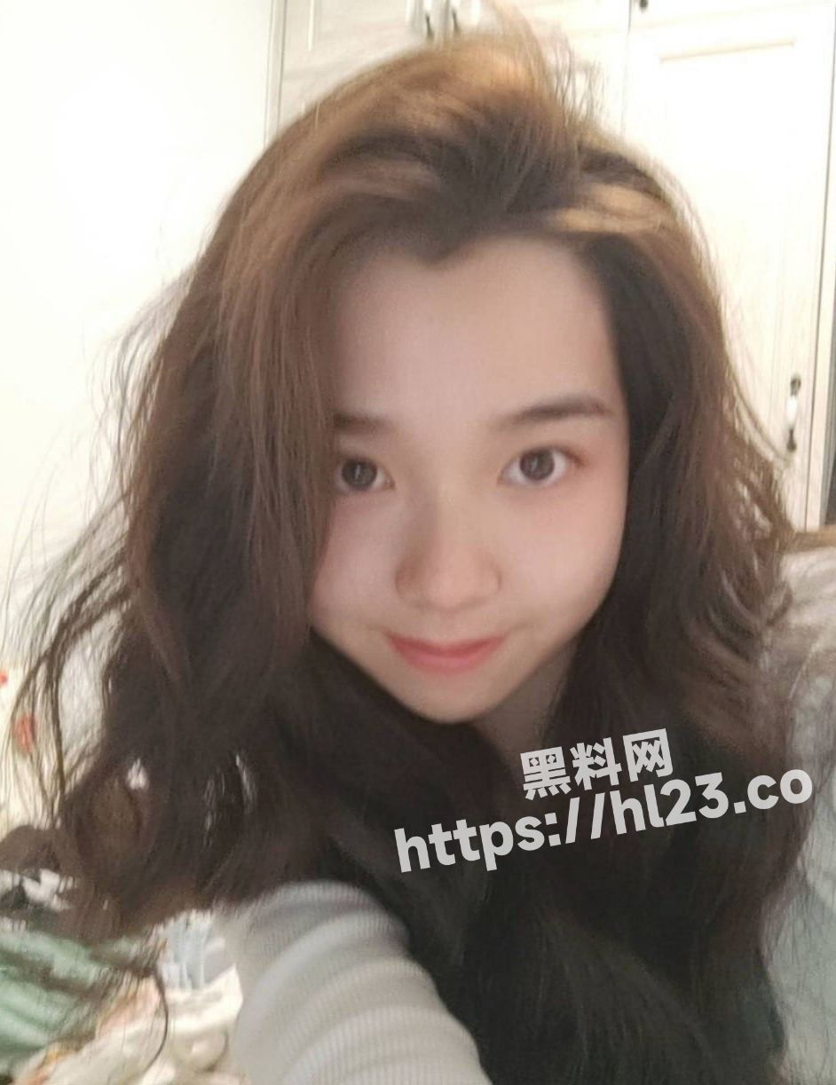 极品颜值反差婊身穿渔网袜给金主各种调教，捧着鸡吧口交射入精液！