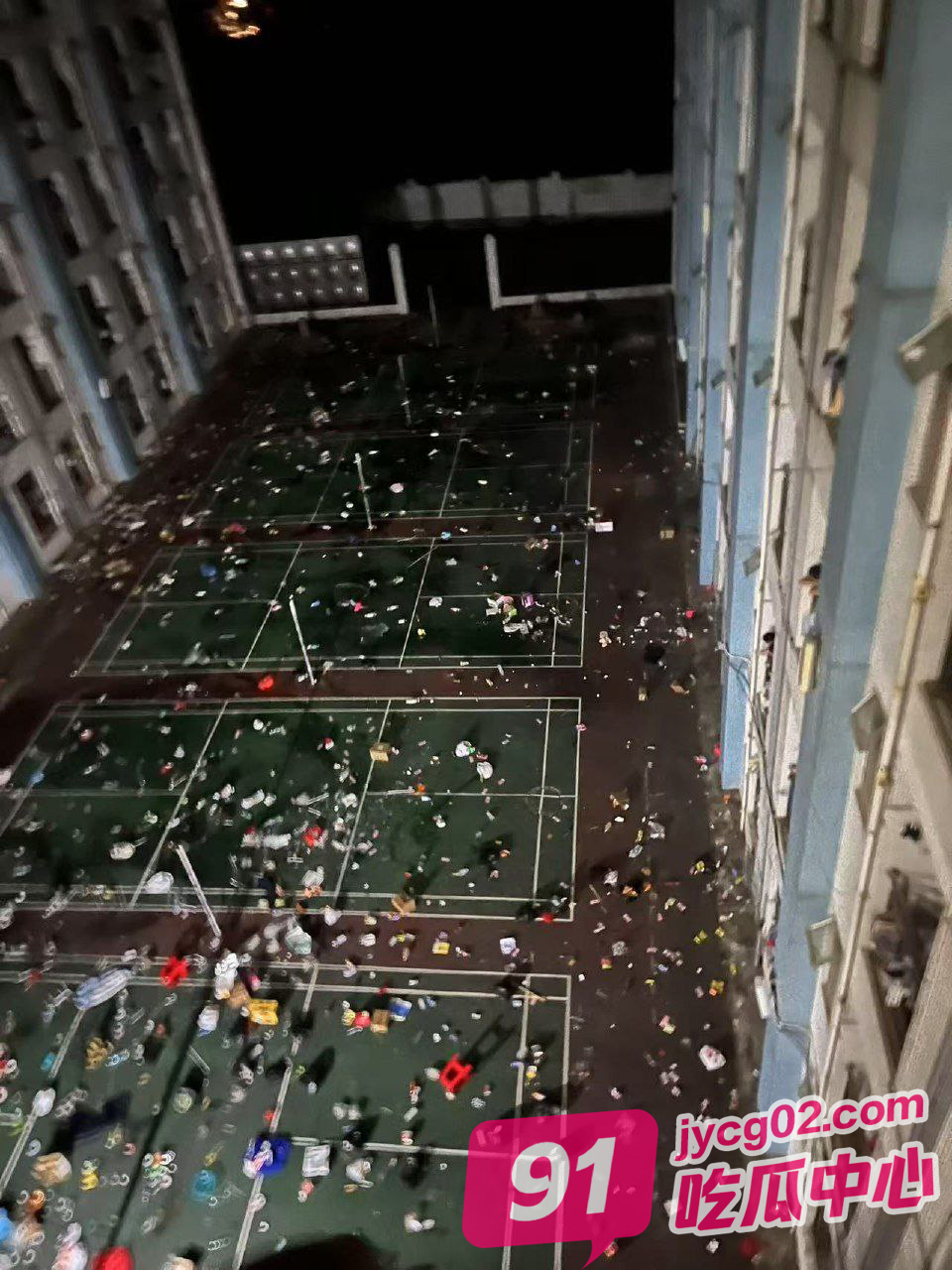 校规引爆学生怒火！广东肇庆技术学院教学楼遭打砸！场面混乱！
