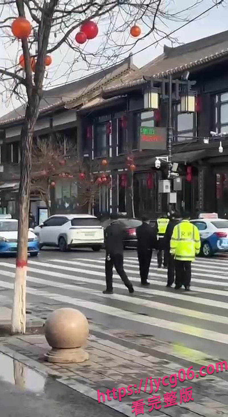 山西晋城街头大戏！电车顶着保安狂飙 交警都看傻了 配图5