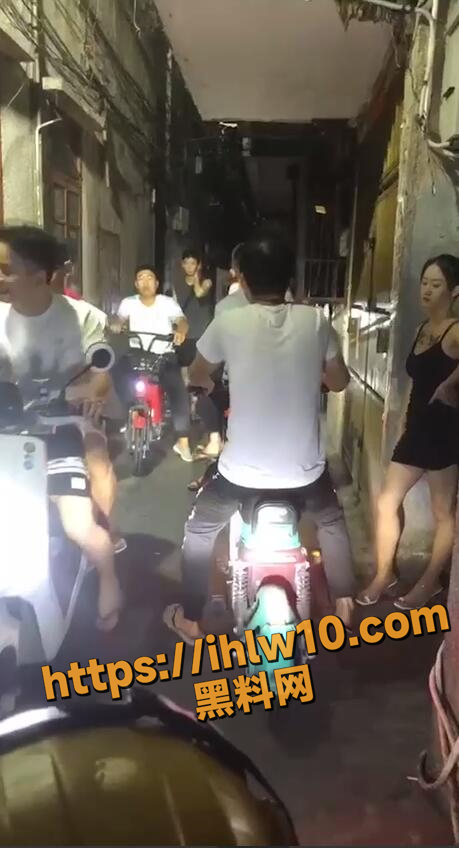 爱你孤身走暗巷 爱你不贵的模样 爱你对峙过大屌 不肯哭一场