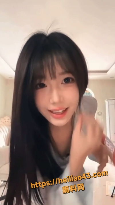 抖音高颜值女主播 直播走光闪现合集 完美身材一览无余 究竟是不小心还是故意！