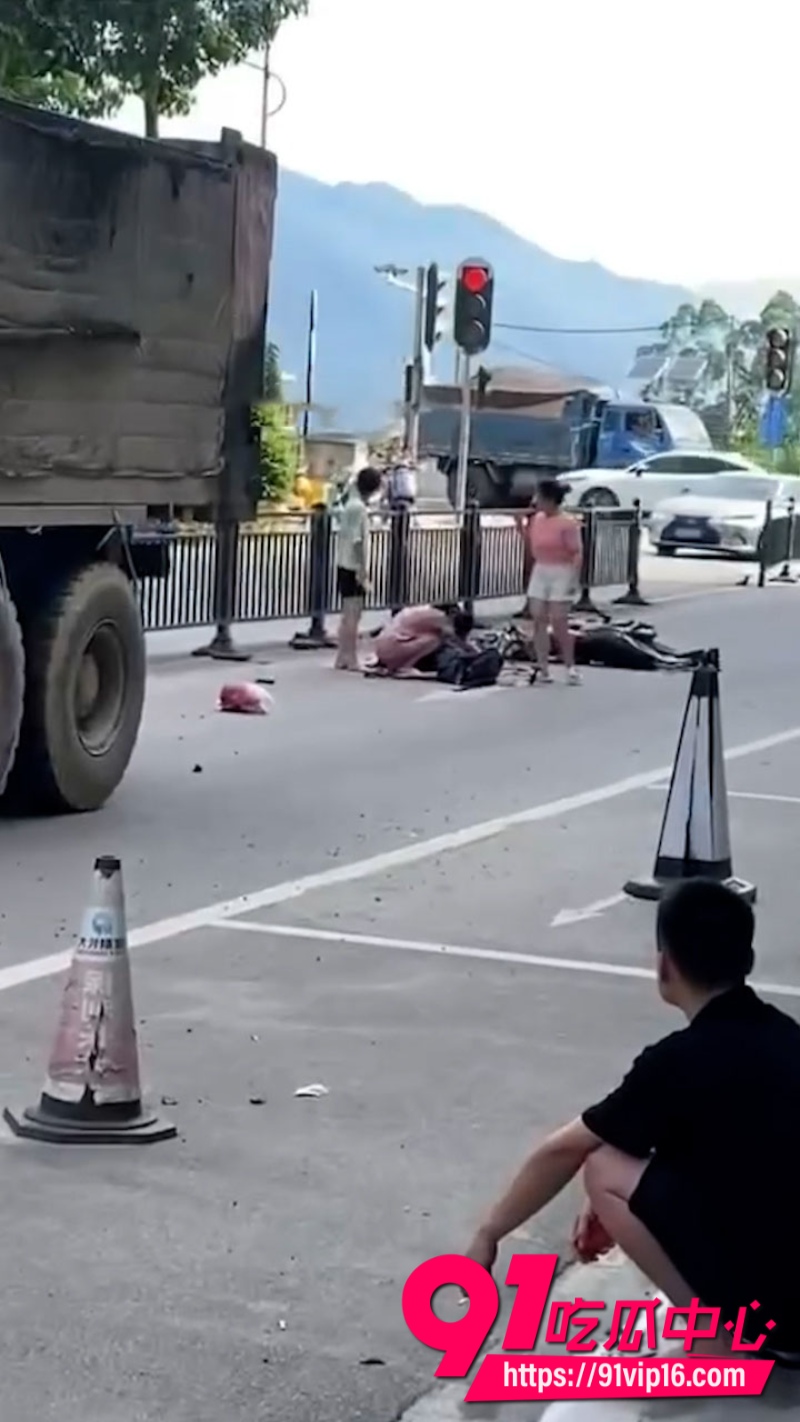 广东佛山渣土车转弯将摩托车卷到车轮下拖行十几米摩托车驾驶员当场身亡5