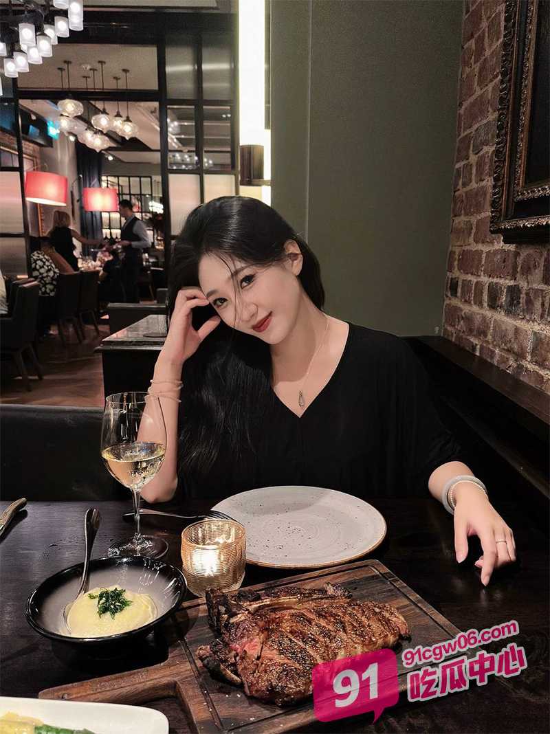 浙江淫妻梁涵韵 直播一边和粉丝打电话一边做爱 丝袜高跟被抽插爽到难以自拔！ 配图2