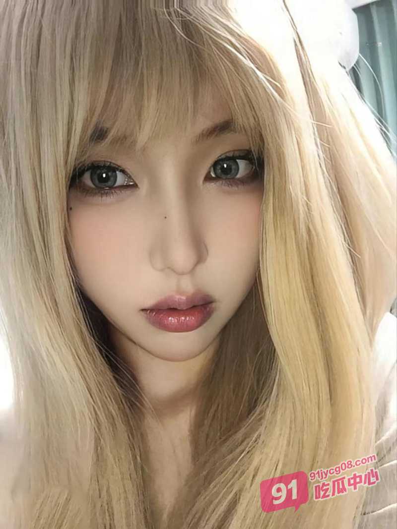 母子乱伦之和朋友一起3P美艳小妈 多角度轮流猛干爽翻了～ 配图2
