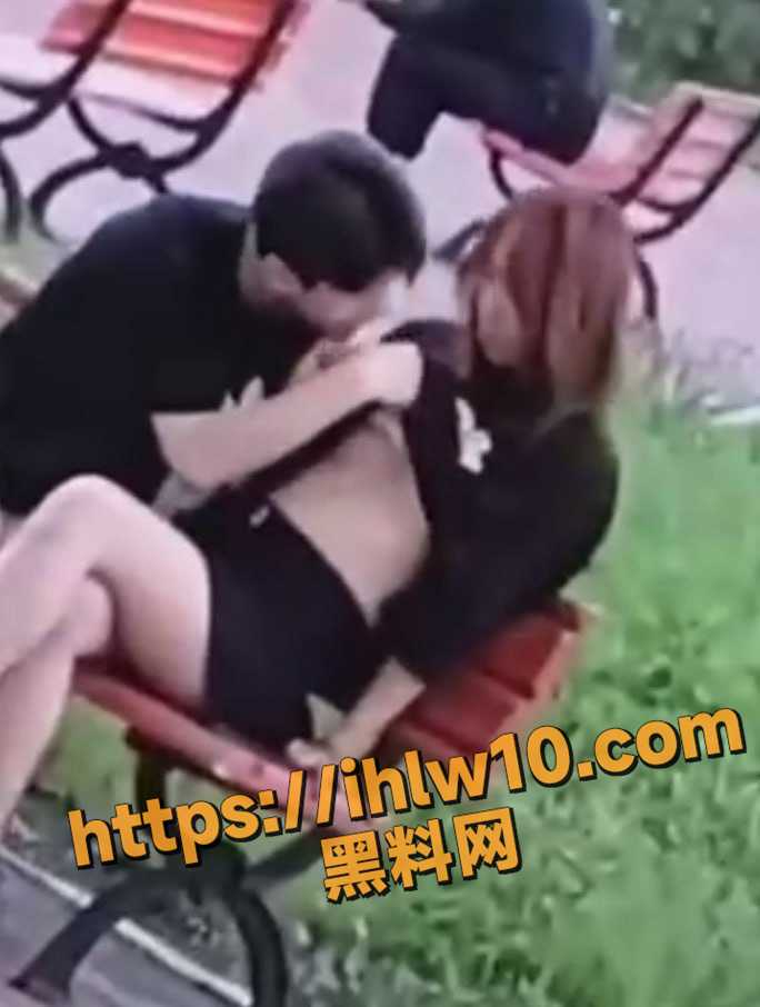 大学情侣校园长椅上公然撩衣露奶 果然还是眼镜妹最骚