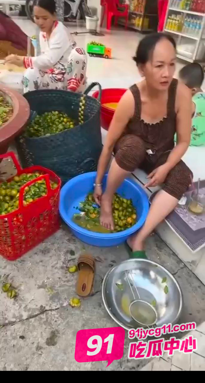 泰国街头特色美食榨金桔 阿姨你脚洗干净了吗？ 配图2