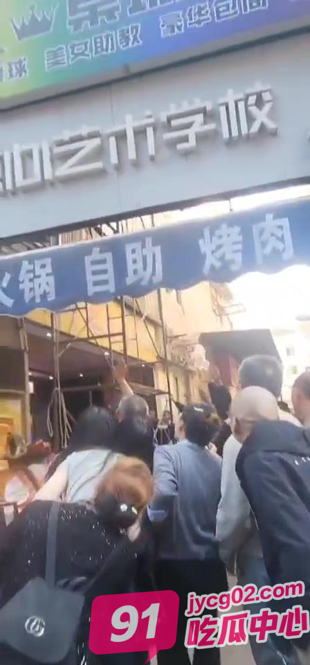 四川绵阳“小事化大”事件 脑热和警察上手？抱歉父子一起戴手铐~ 配图4