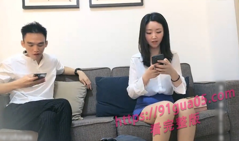 包臀裙妹子深夜赴约 沙发上撩人骑乘节奏超带感～ 配图2